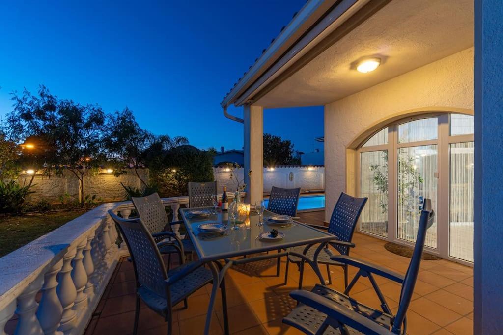Sm21-Gran Casa De Vacaciones En La Playa, 4 Habitaciones, Climatizada, Piscina, Barbacoa Y Wifi Empuriabrava Ngoại thất bức ảnh